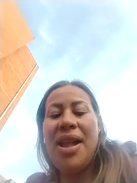 LaraCaliente online show from 28, 10, 2025