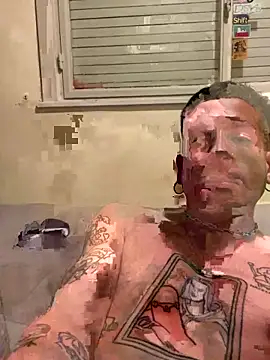 Snapshot of juicytatts23 chatting on 18, 10, 2025 juicytatts23 online show from 18, 10, 2025