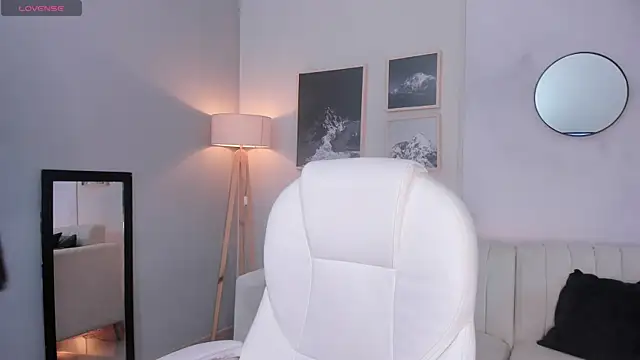 Tiffany Low online show from 14, 12, 2025