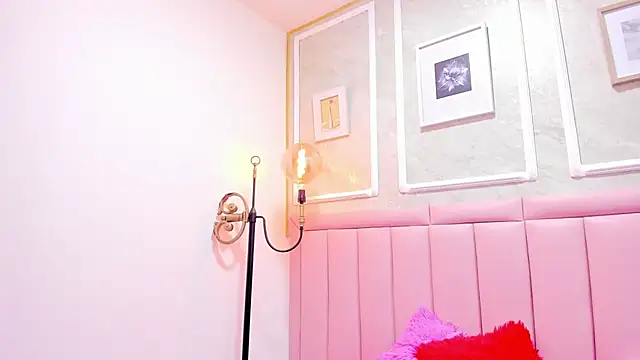 HoollyHendrix online show from 4, 12, 2025