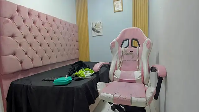 Snapshot of Naomis_35 chatting on 2, 12, 2025 Naomis 35 online show from 2, 12, 2025