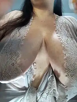 Snapshot of LucyDiamonds1 chatting on 2, 5, 2026 LucyDiamonds1 online show from 2, 5, 2026