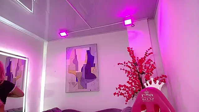 Snapshot of Kitty_rouusse chatting on 4, 10, 2025 Kitty rouusse online show from 4, 10, 2025
