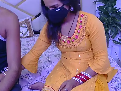 Snapshot of Lovelyy-couple chatting on 15, 10, 2025 Lovelyy-couple online show from 15, 10, 2025