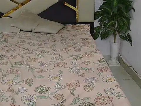 Snapshot of Lovelyy-couple chatting on 13, 11, 2025 Lovelyy-couple online show from 13, 11, 2025