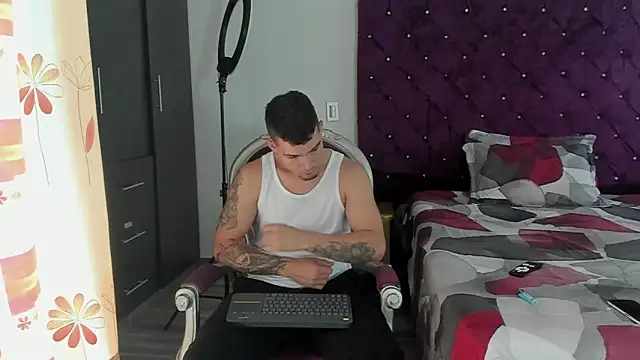 BooyHott  online show from 10, 10, 2025