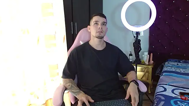 BooyHott  online show from 4, 11, 2025