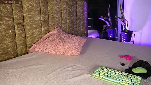 Snapshot of Missdionne_curly chatting on 13, 4, 2026 Missdionne curly online show from 13, 4, 2026