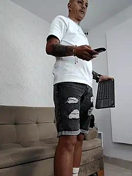 MaximoHall86 online show from 8, 10, 2025