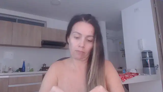 Snapshot of LovePaula chatting on 9, 6, 2026 LovePaula online show from 9, 6, 2026