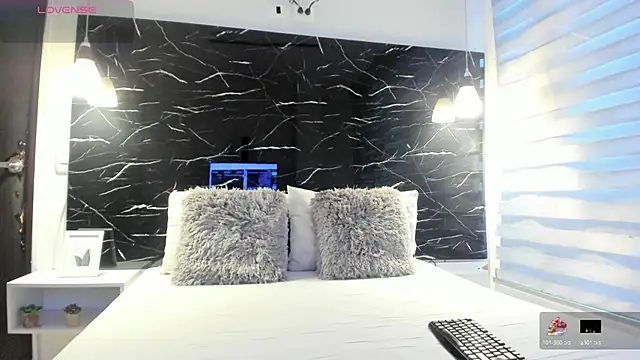 ZOE LE online show from 3, 2, 2026