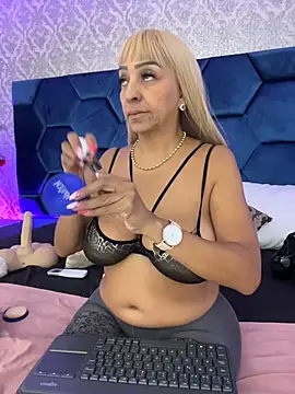 Snapshot of Angelina_Roa chatting on 4, 8, 2026 Angelina Roa online show from 4, 8, 2026