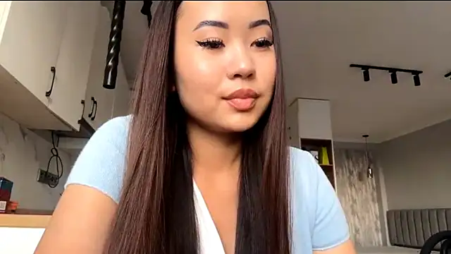 Ur neighbor Kira online show from 13, 10, 2025