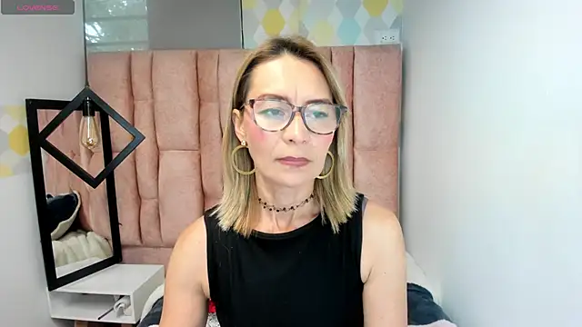 Snapshot of Issa_Milf__ chatting on 21, 4, 2026 Issa Milf online show from 21, 4, 2026
