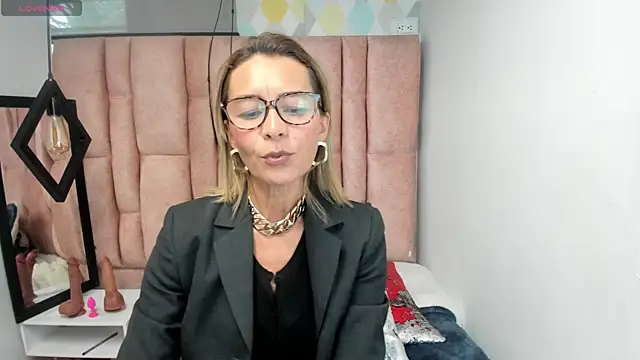 Snapshot of Issa_Milf__ chatting on 27, 4, 2026 Issa Milf online show from 27, 4, 2026