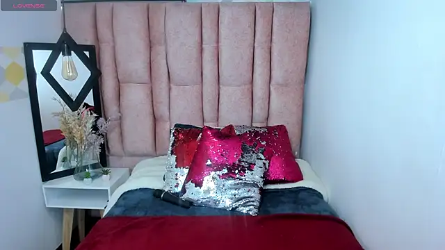 Snapshot of Issa_Milf__ chatting on 8, 5, 2026 Issa Milf online show from 8, 5, 2026