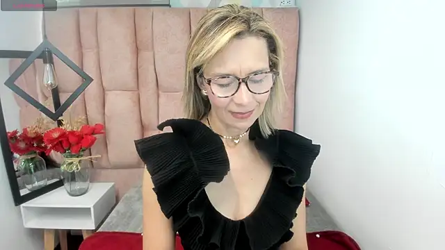 Snapshot of Issa_Milf__ chatting on 4, 6, 2026 Issa Milf online show from 4, 6, 2026