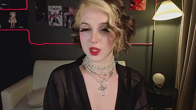 luna son online show from 17, 4, 2026