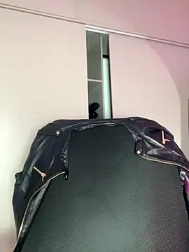 EmilyZuits online show from 8, 11, 2025