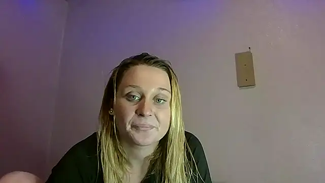 Snapshot of Queen2454 chatting on 8, 10, 2025 Queen2454 online show from 8, 10, 2025