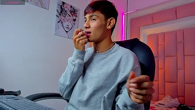 Snapshot of cherub_ chatting on 19, 12, 2025 cherub online show from 19, 12, 2025