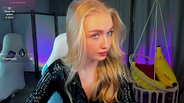 TessaGrays online show from 8, 2, 2026