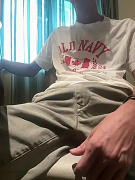 Snapshot of HenryLee1983-cums chatting on 17, 5, 2026 HenryLee1983-cums online show from 17, 5, 2026