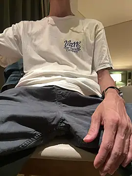 Snapshot of HenryLee1983-cums chatting on 20, 5, 2026 HenryLee1983-cums online show from 20, 5, 2026