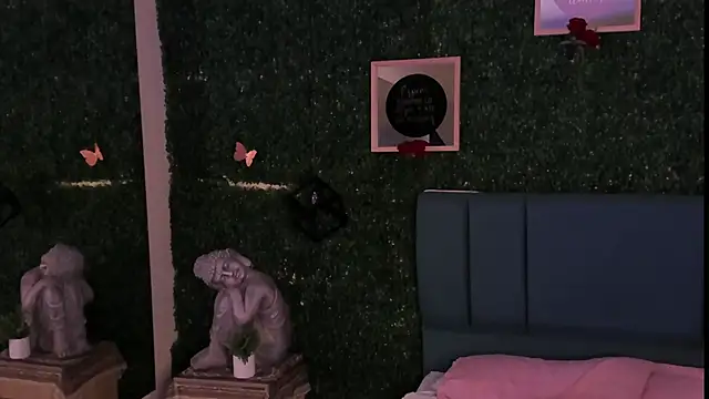 Rubyvixxen  online show from 7, 11, 2025