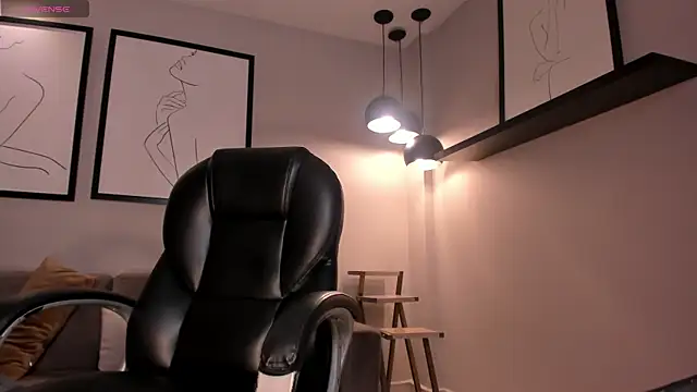 Snapshot of EmilyJohnsonX1 chatting on 18, 11, 2025 EmilyJohnsonX1 online show from 18, 11, 2025