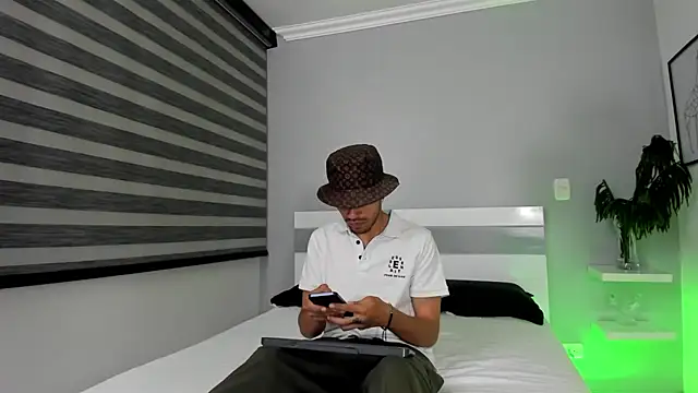 Snapshot of ZaynShadow chatting on 18, 10, 2025 ZaynShadow online show from 18, 10, 2025