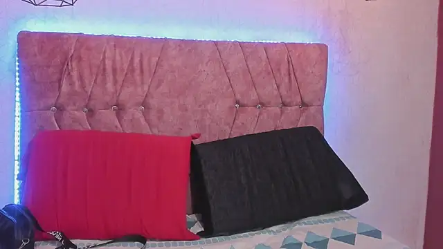 Snapshot of Mia_lopez_1 chatting on 16, 10, 2025 Mia lopez 1 online show from 16, 10, 2025