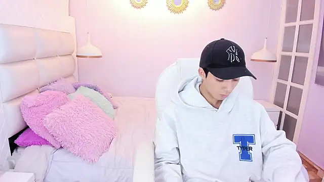 Hottie Guy online show from 13, 11, 2025