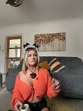 MimiMaee online show from 14, 10, 2025