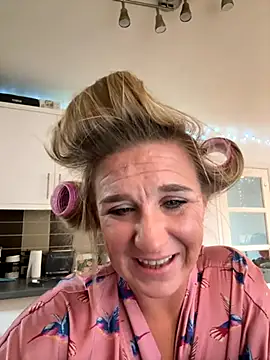 MimiMaee online show from 27, 10, 2025