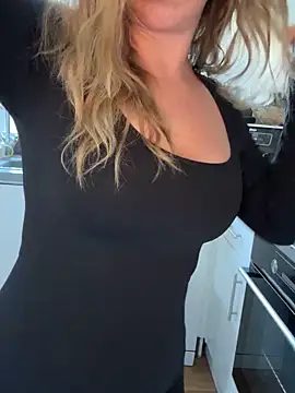 MimiMaee online show from 17, 11, 2025