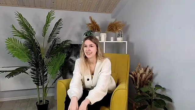 Snapshot of RoxaneDuperre chatting on 4, 10, 2025 RoxaneDuperre online show from 4, 10, 2025