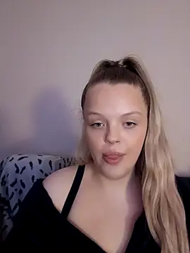 Snapshot of AuroraMaexox chatting on 4, 10, 2025 AuroraMaexox online show from 4, 10, 2025