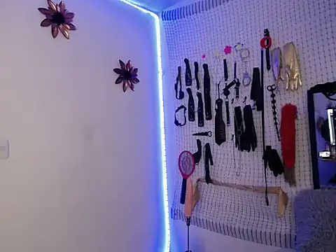 Aron and Queen Annie online show from 5, 12, 2025