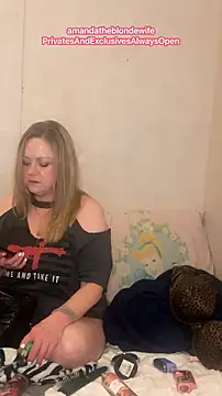 Snapshot of amandatheblondewife chatting on 9, 8, 2026 amandatheblondewife online show from 9, 8, 2026