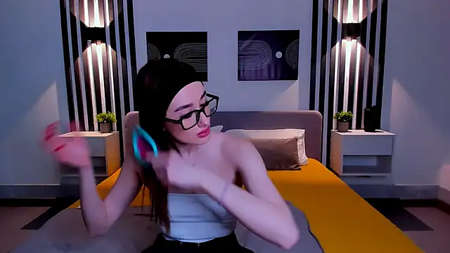 Olivia Grantt online show from 14, 11, 2025