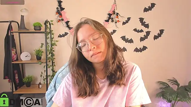 Nuura Moore online show from 3, 11, 2025