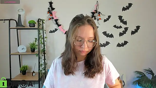 Nuura Moore online show from 5, 11, 2025