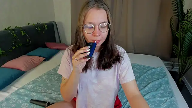 Nuura Moore online show from 27, 11, 2025