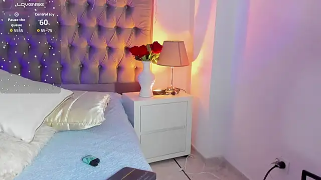 Emma Saylor online show from 21, 11, 2025