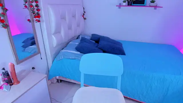 Laaura-Velez online show from 18, 12, 2025