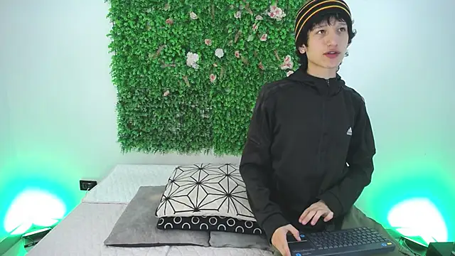 Emo Boy  online show from 25, 11, 2025