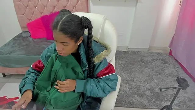 thianahorny online show from 2, 2, 2026