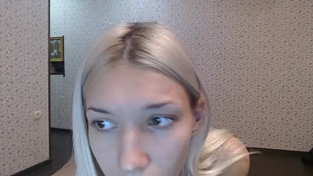 Snapshot of maybe_doll chatting on 9, 10, 2025 maybe doll online show from 9, 10, 2025