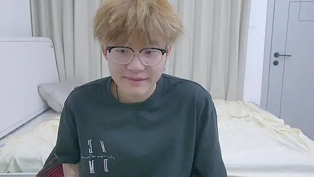 Snapshot of KK-cuteboy chatting on 4, 4, 2026 KK-cuteboy online show from 4, 4, 2026